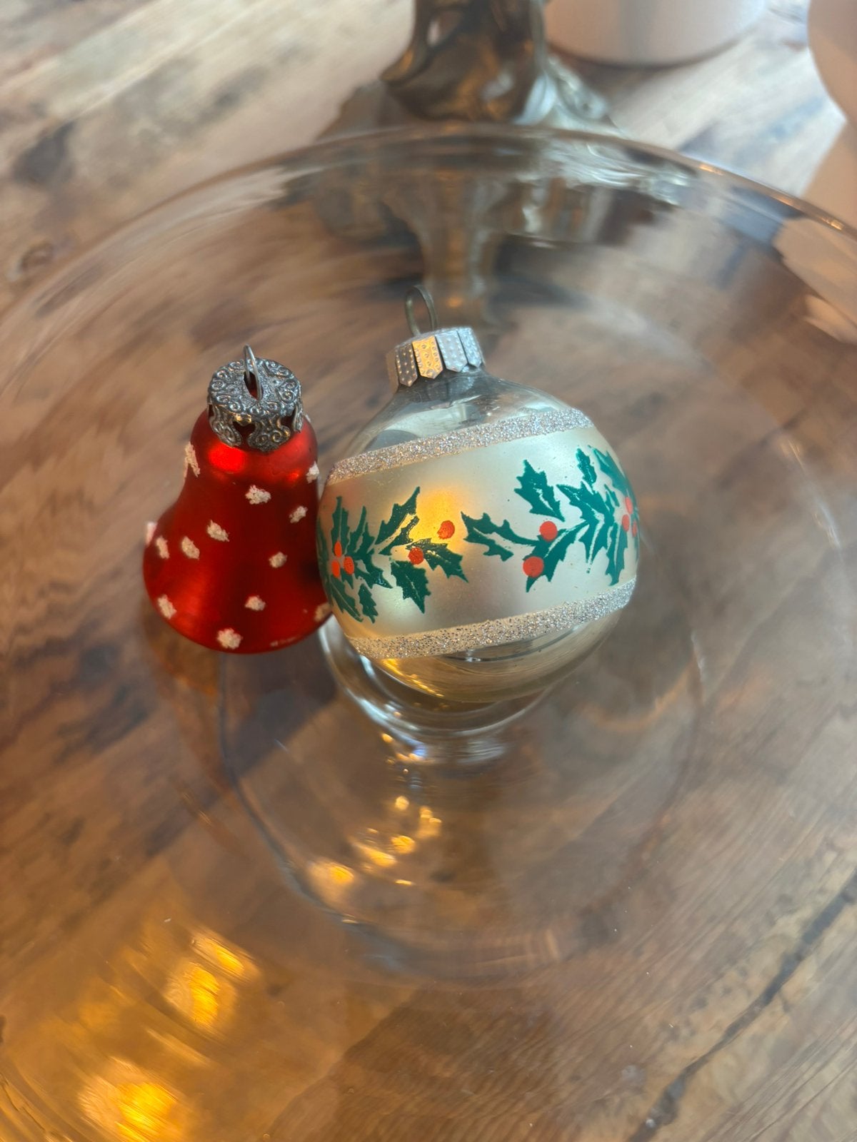 Vintage kerstbal hulst zilver, kerstklokje rood frosted, Ophalen of Verzenden, Gebruikt