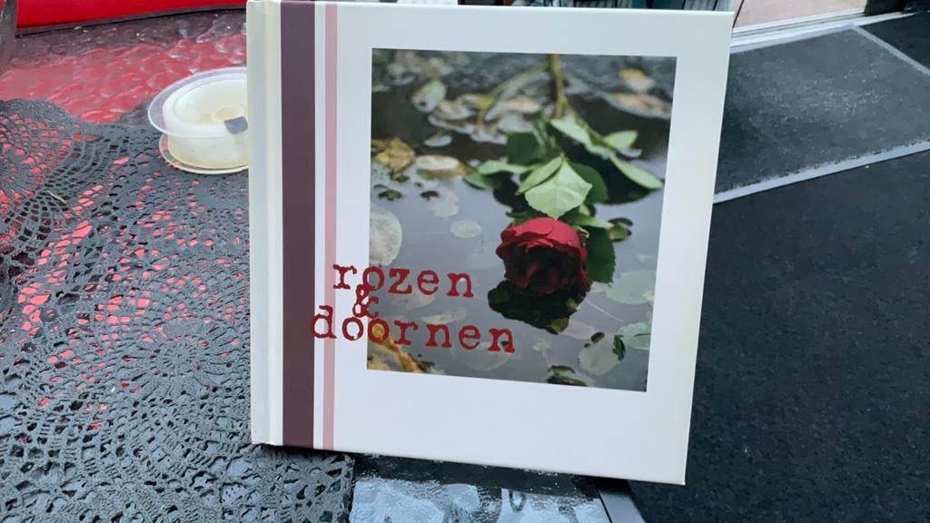 Rozen & doornen, Ophalen of Verzenden, Zo goed als nieuw