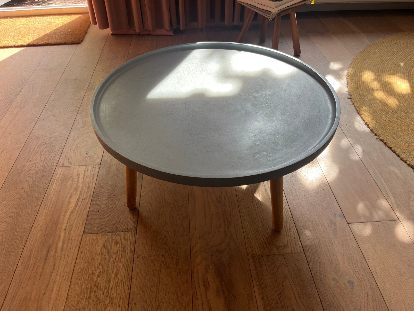 Salontafel rond betonlook houten poten 70x32cm, Ophalen, Zo goed als nieuw, Rond, 50 tot 100 cm