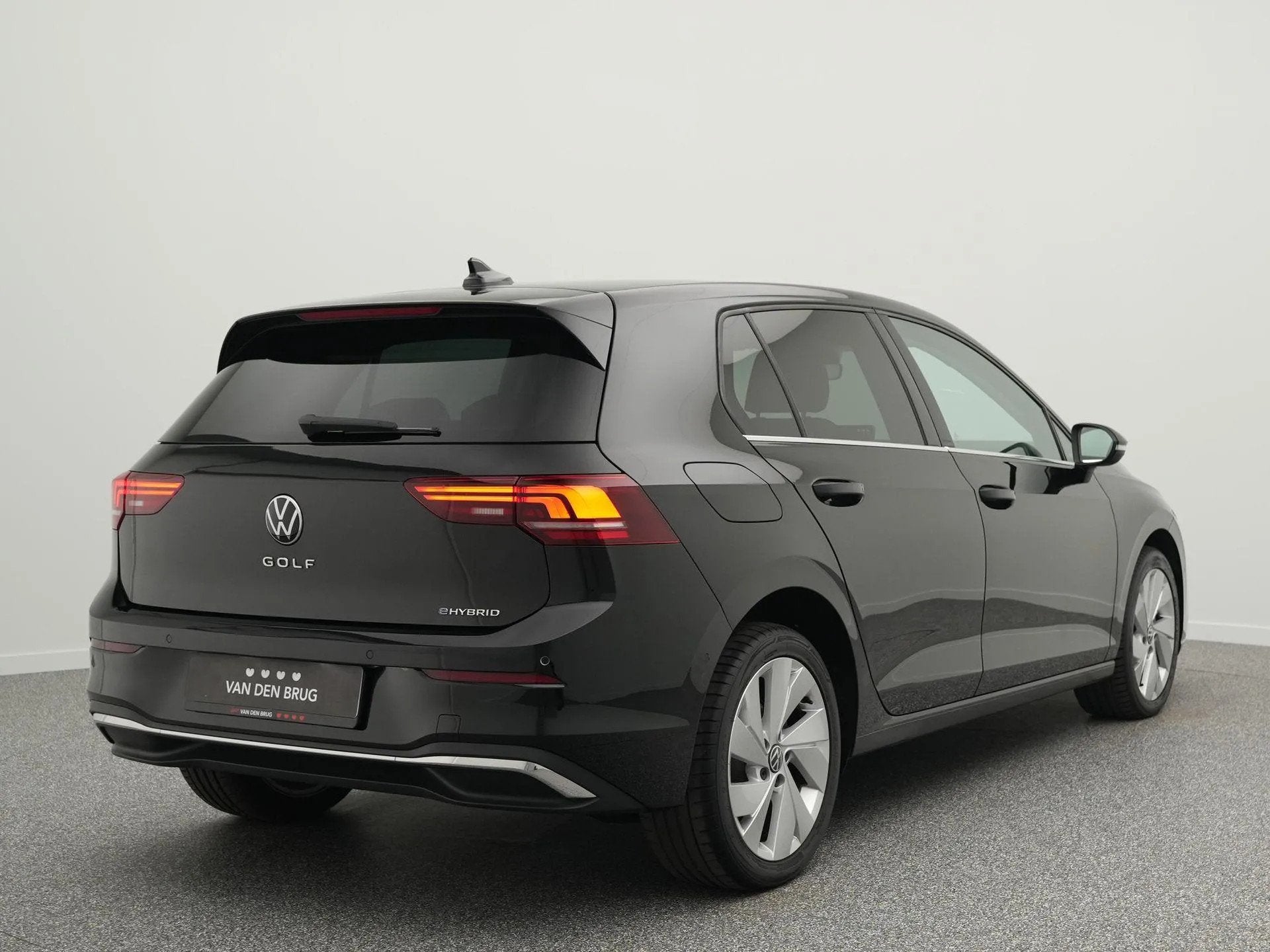 Volkswagen Golf 1.5 eHybrid Style Edition 204pk (bj 2025), Automaat, Parkeersensor, Zwart, Bedrijf