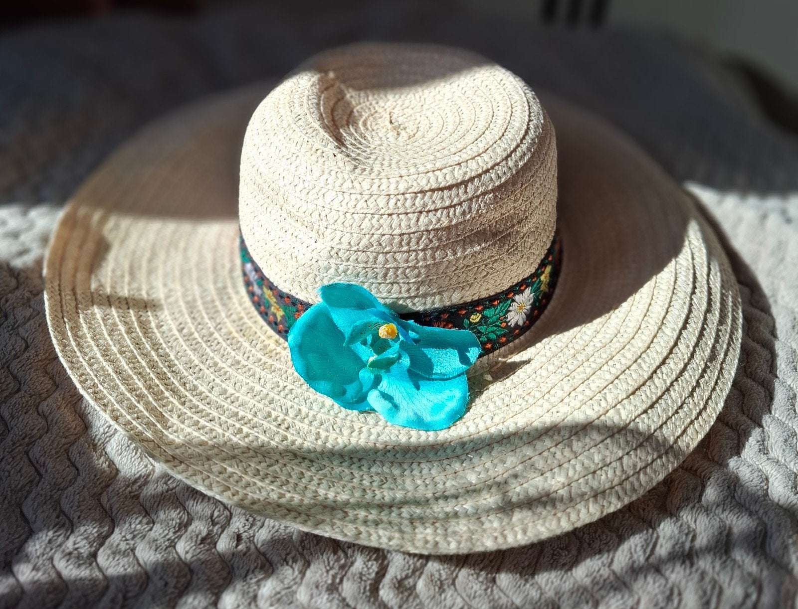 Leuke zomerhoed met bloem, Ophalen of Verzenden, Gedragen, One size fits all, Hoed