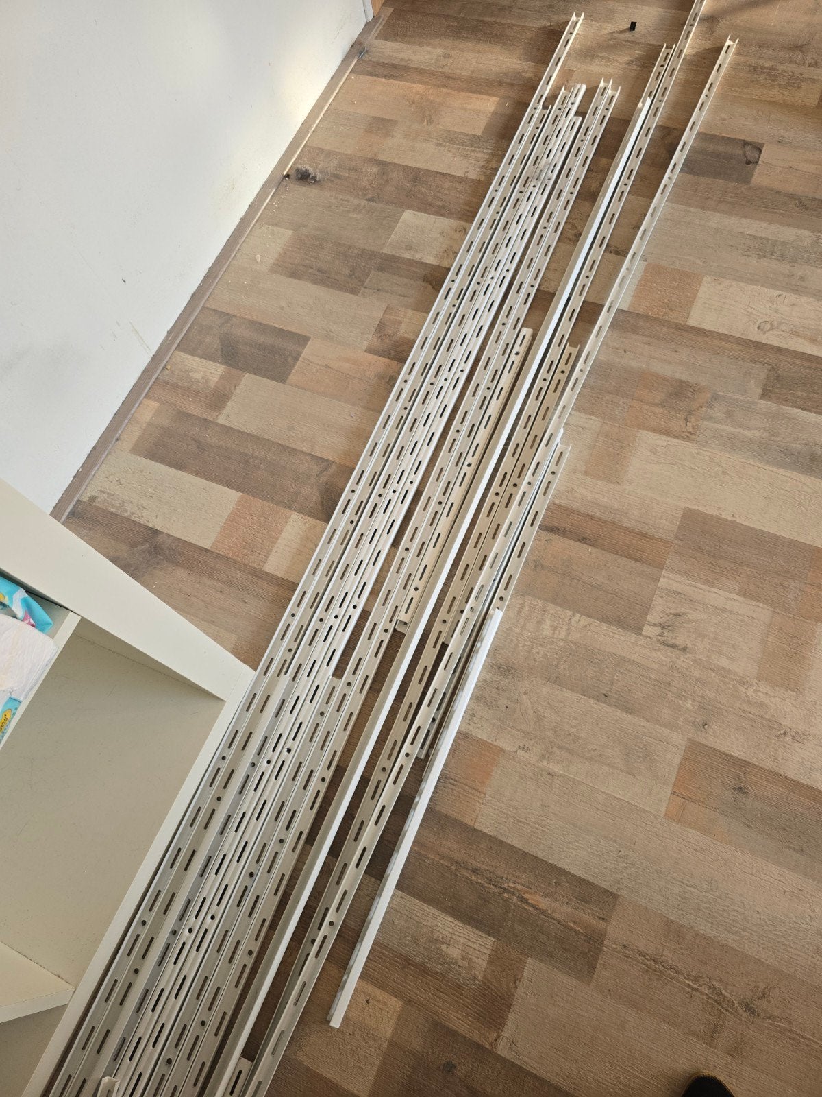 Wit wandsysteem met plankdragers en planken – complete parti, Ophalen, Zo goed als nieuw