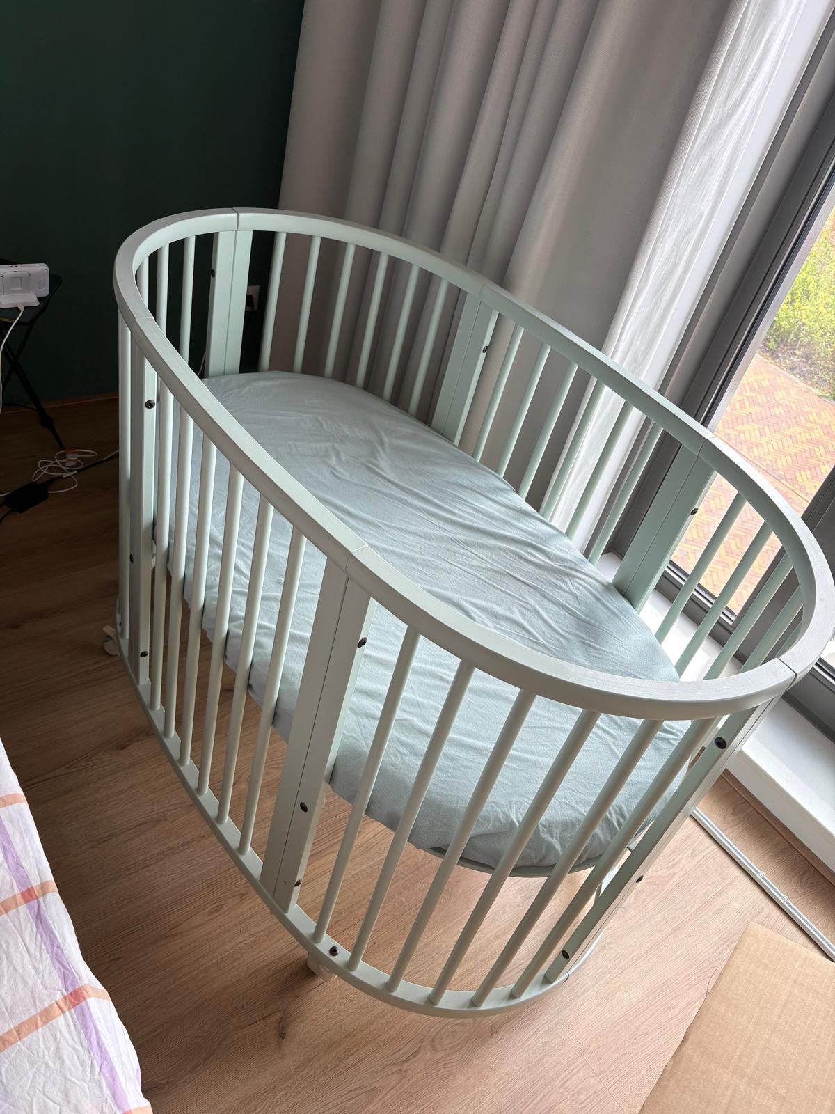 Stokke Sleepi Mini wieg en ledikant in mintgroen, Kinderen en Baby's, Babywiegjes en Ledikanten, Ophalen, Gebruikt, Ledikant