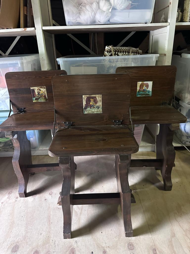 Set van 3 antieke houten krukken met tegeltjes, Ophalen