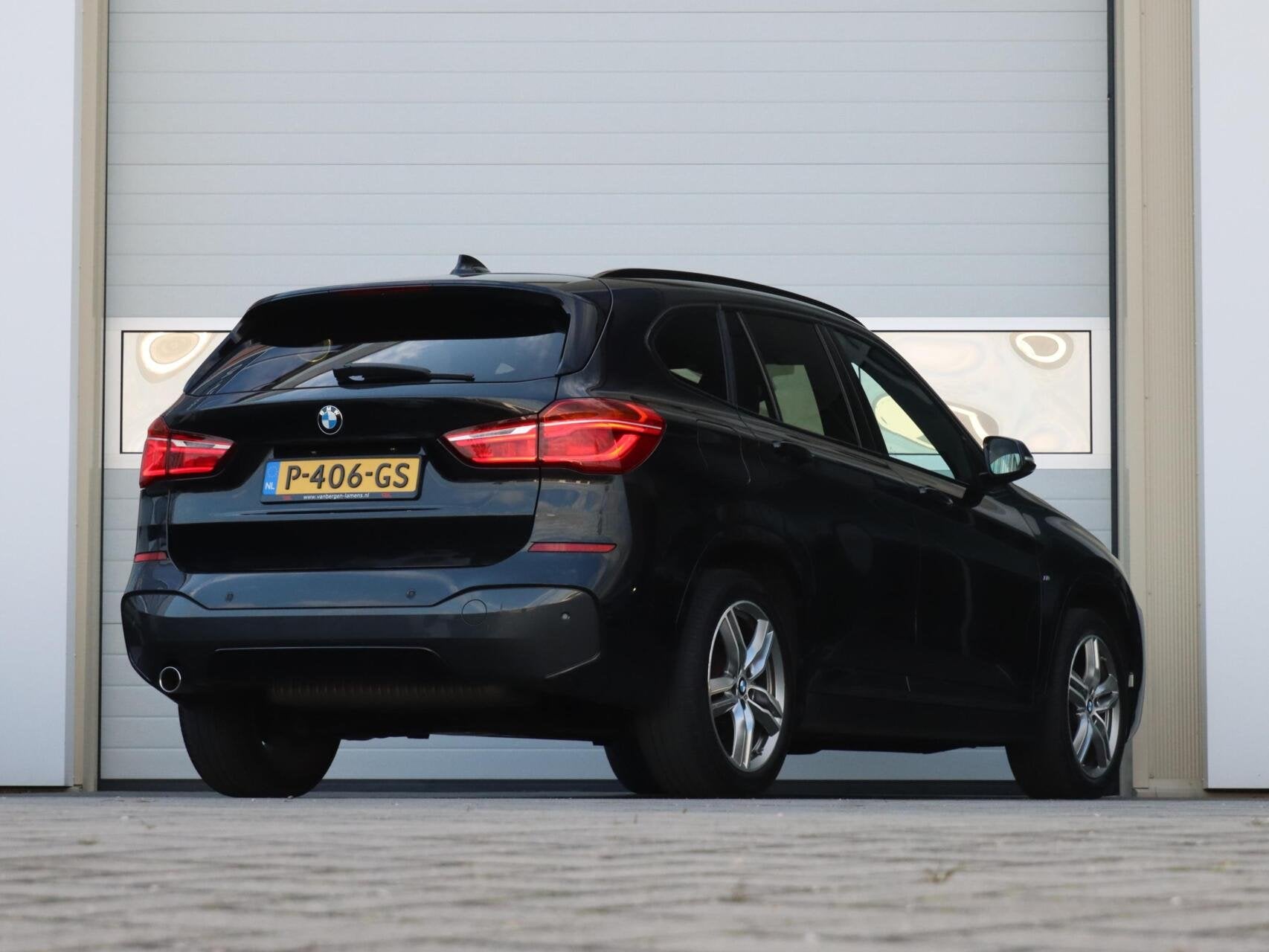 BMW X1 sDrive18i High Executive M-sport | Shadowline, Gebruikt, Met garantie (alle), Alcantara, Zwart