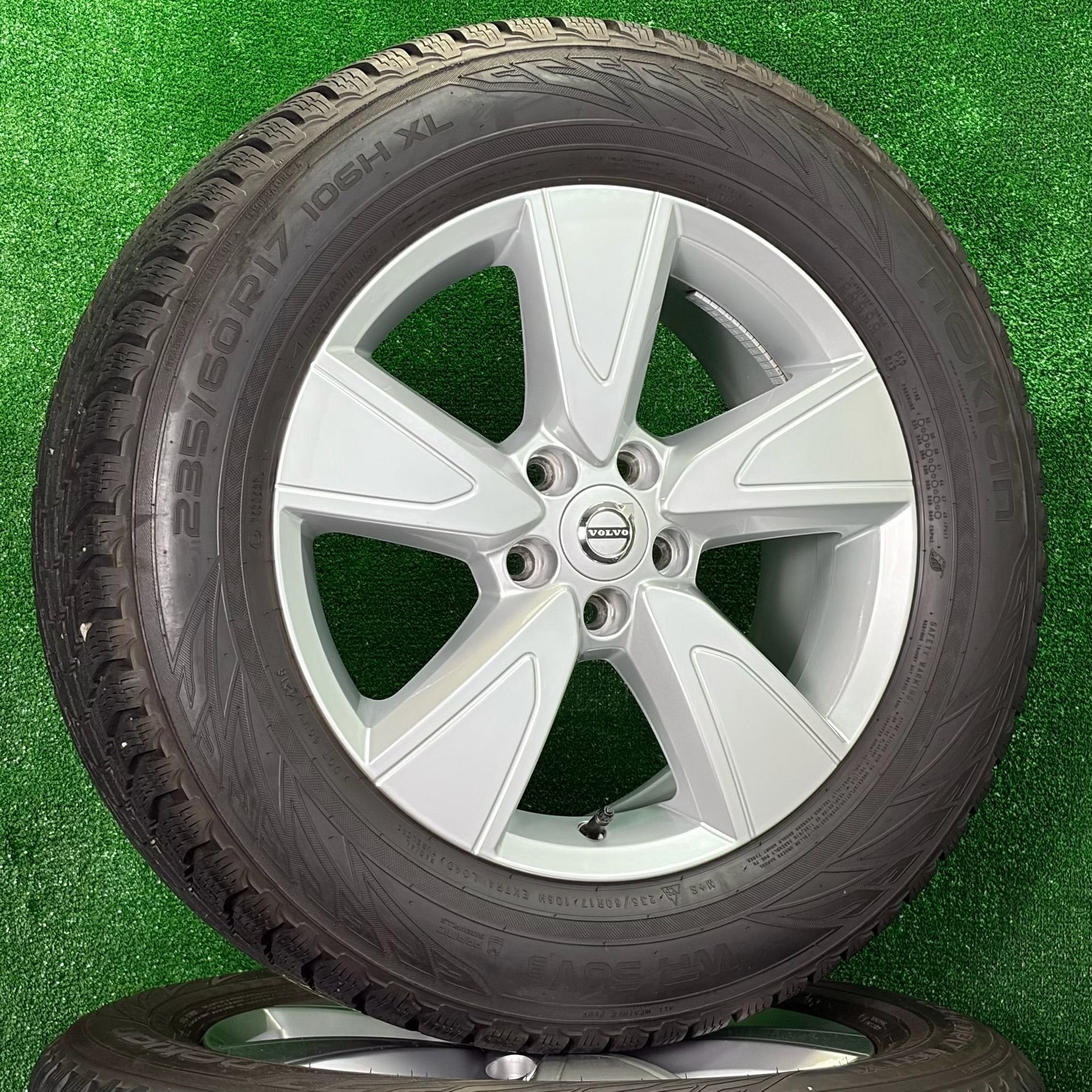 Originele 17 inch Volvo XC40 velgen met winterbanden 7.5mm, Gebruikt, -, -, Banden en Velgen