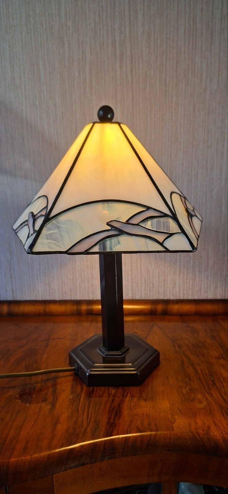 Tiffany Tafellamp Grijn met Parelmoer Vogels - 31 cm Hoog, Gebruikt, Tiffany lamp, Ophalen of Verzenden, Glas