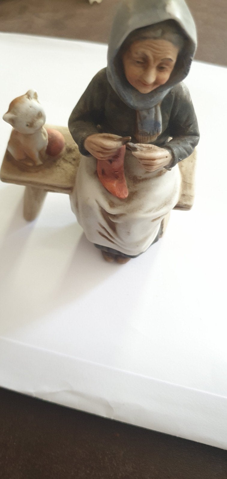 breiende oude vrouw op een bankje met haar kat, Ophalen of Verzenden, Gebruikt, Mens
