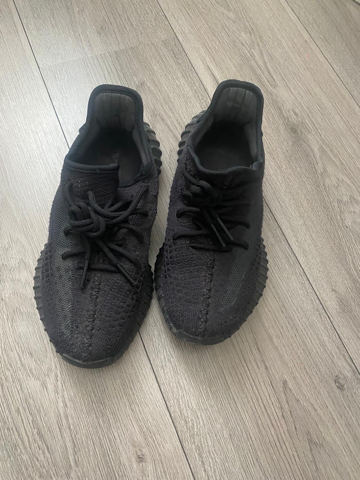 Adidas Yeezy Sneakers Zwart - Zo goed als nieuw - Maat 38,5, Ophalen, Zo goed als nieuw, Zwart, Sneakers of Gympen