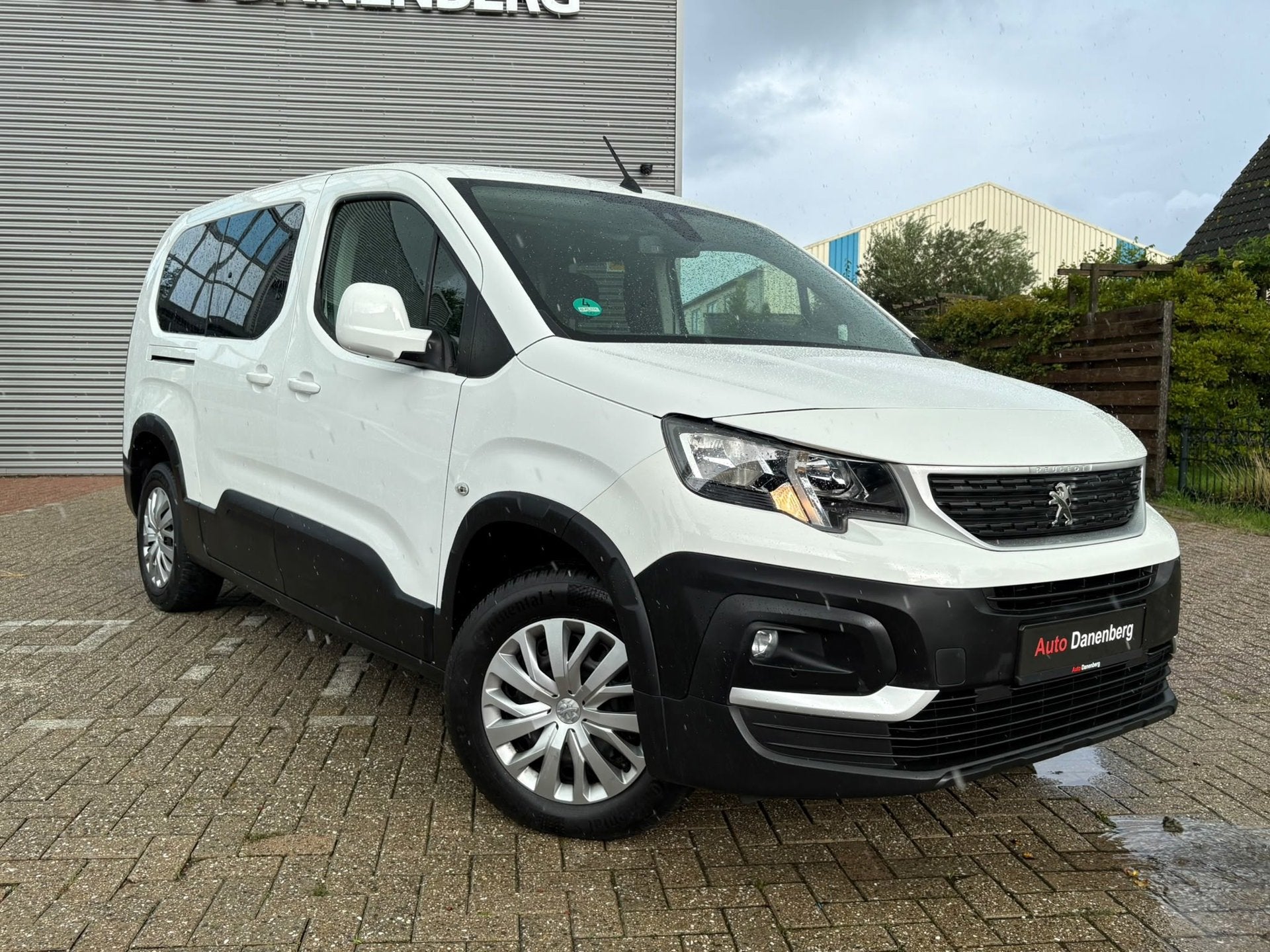 Peugeot Rifter Long 1.2 Puretech Long Active WEINIG KM, Auto's, Peugeot, Voorwielaandrijving, Dealer onderhouden, Stof, Zwart