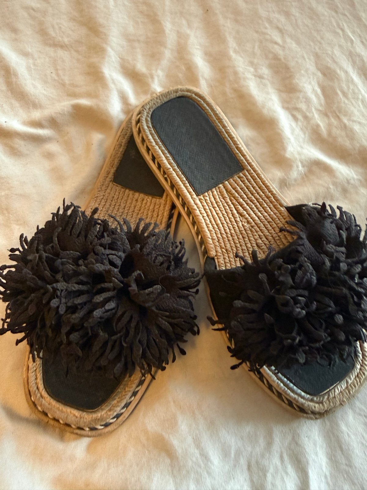Zwarte slippers met pompons - Maat 38, Ophalen of Verzenden, Gedragen, Zwart, Slippers