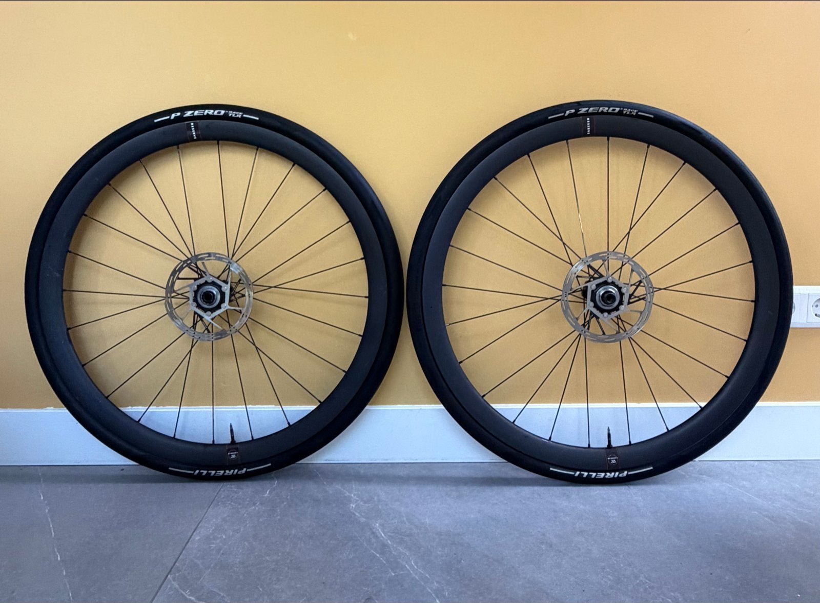Cervelo Reserve 35mm carbon wielset met Pirelli P Zero 32 mm, Zo goed als nieuw, Racefiets, Carbon, Ophalen