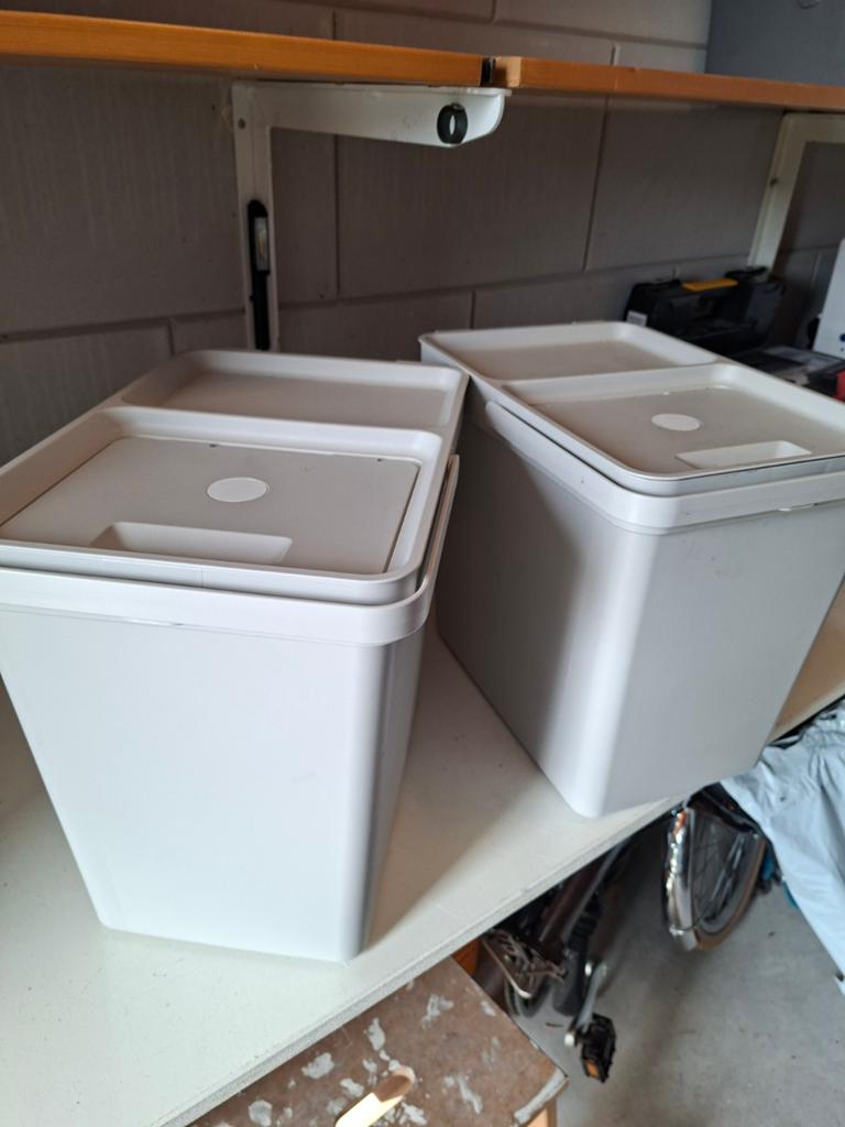 Set van 2 kunststof opbergboxen met deksel, Gebruikt, 50 tot 100 cm, Ophalen of Verzenden, Minder dan 50 cm
