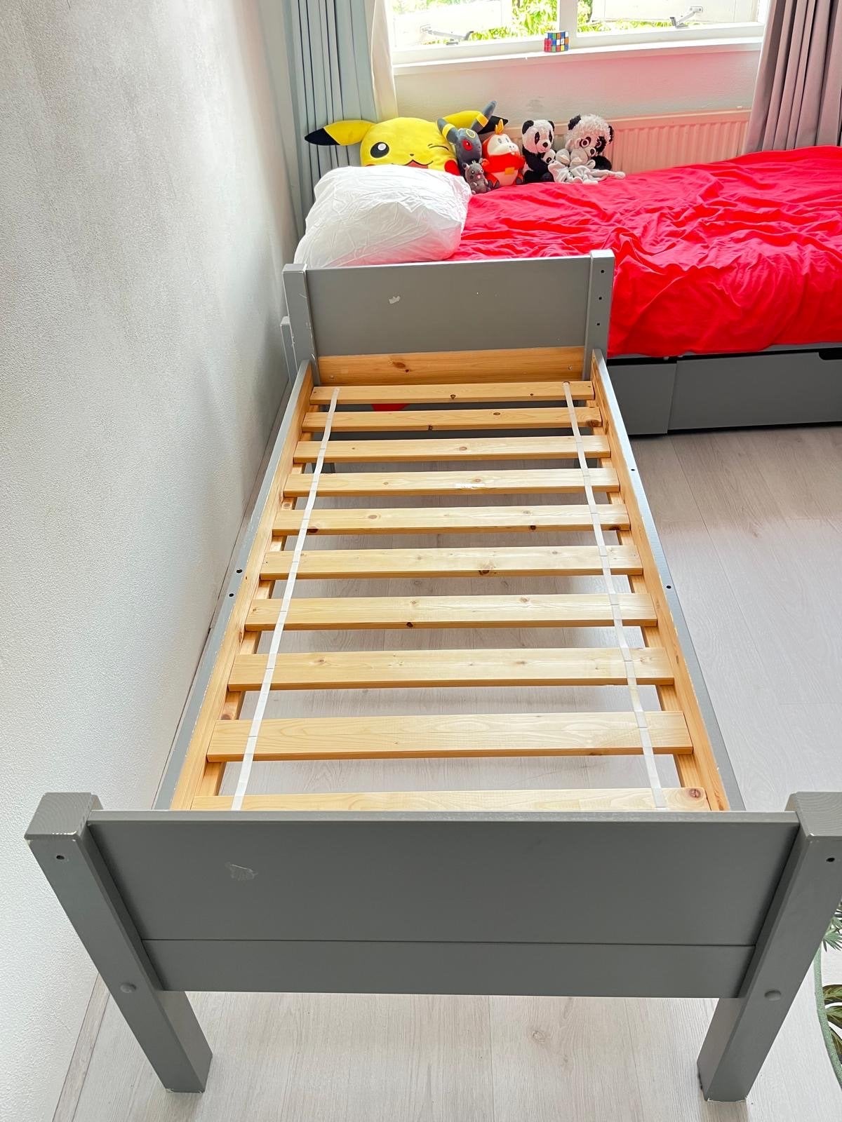 Peuterbed 70x140 met 2 hekjes (grijs), Kinderen en Baby's, Kinderkamer | Bedden, Ophalen, Gebruikt, 70 tot 85 cm, 140 tot 160 cm
