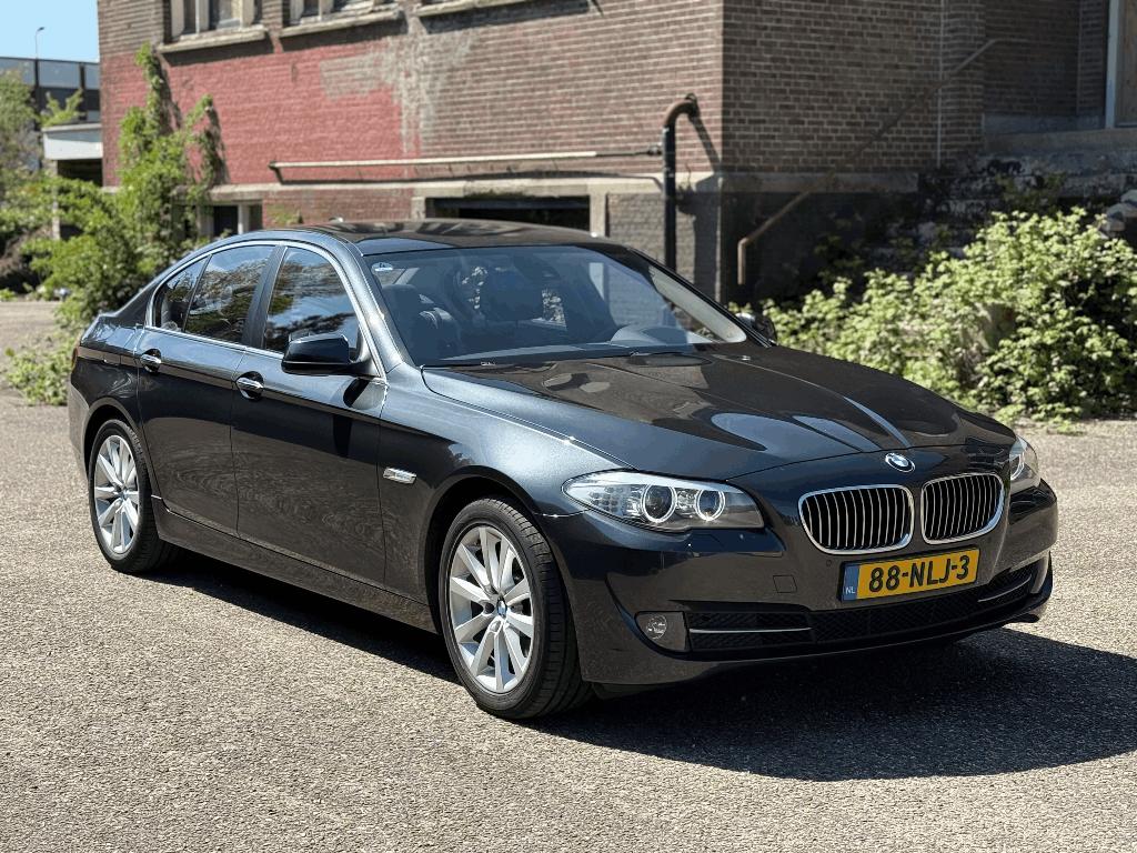 BMW 5-Serie 3.0 I 523 2010 Youngtimer | Perfect onderhouden, Auto's, Euro 5, Achterwielaandrijving, Bi-Xenon koplampen, Zwart