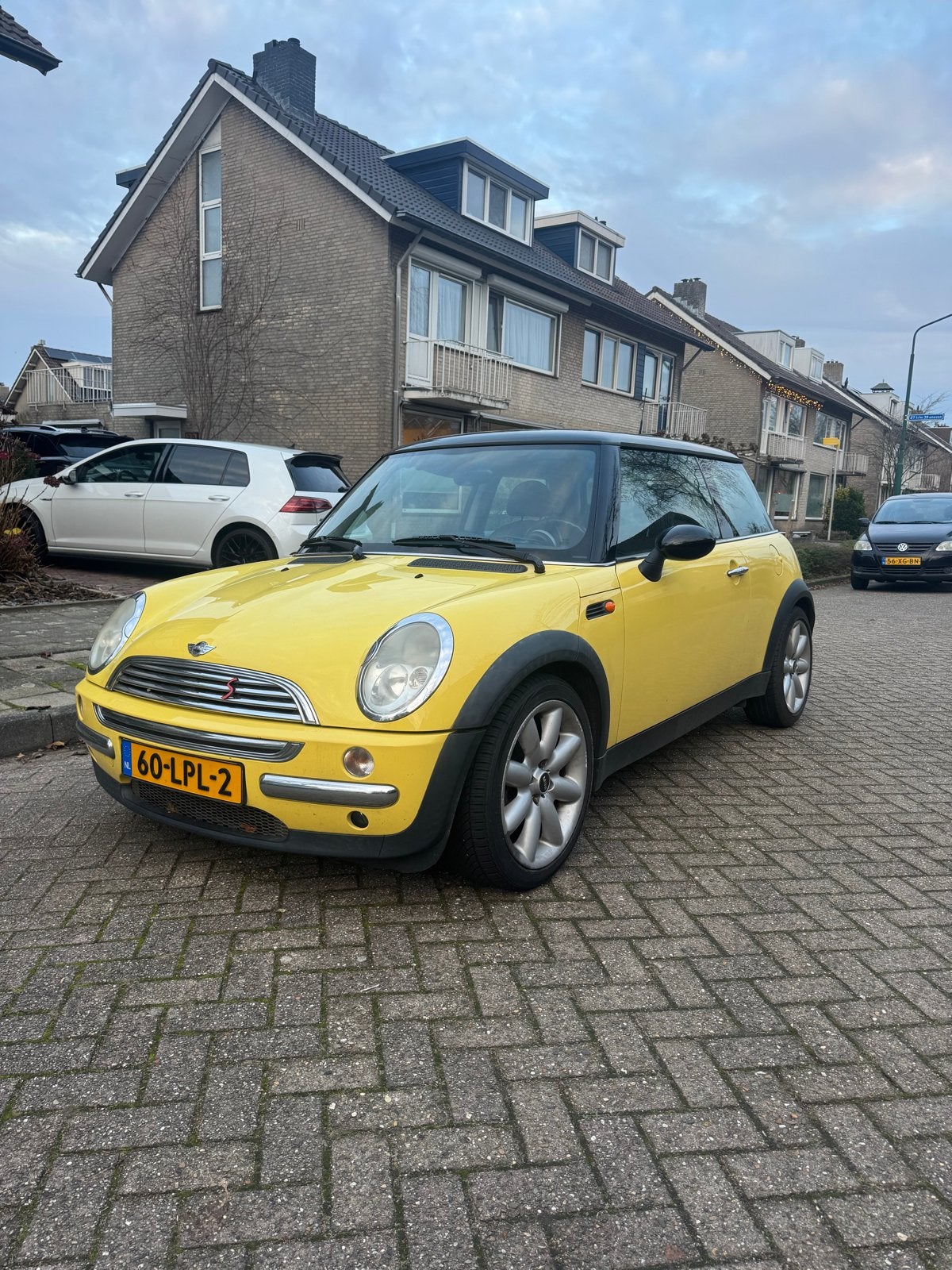 Mini 1.6 16V Cooper 2004 Geel, Auto's, Mini, Voorwielaandrijving, 15 km/l, 4 cilinders, 4 stoelen