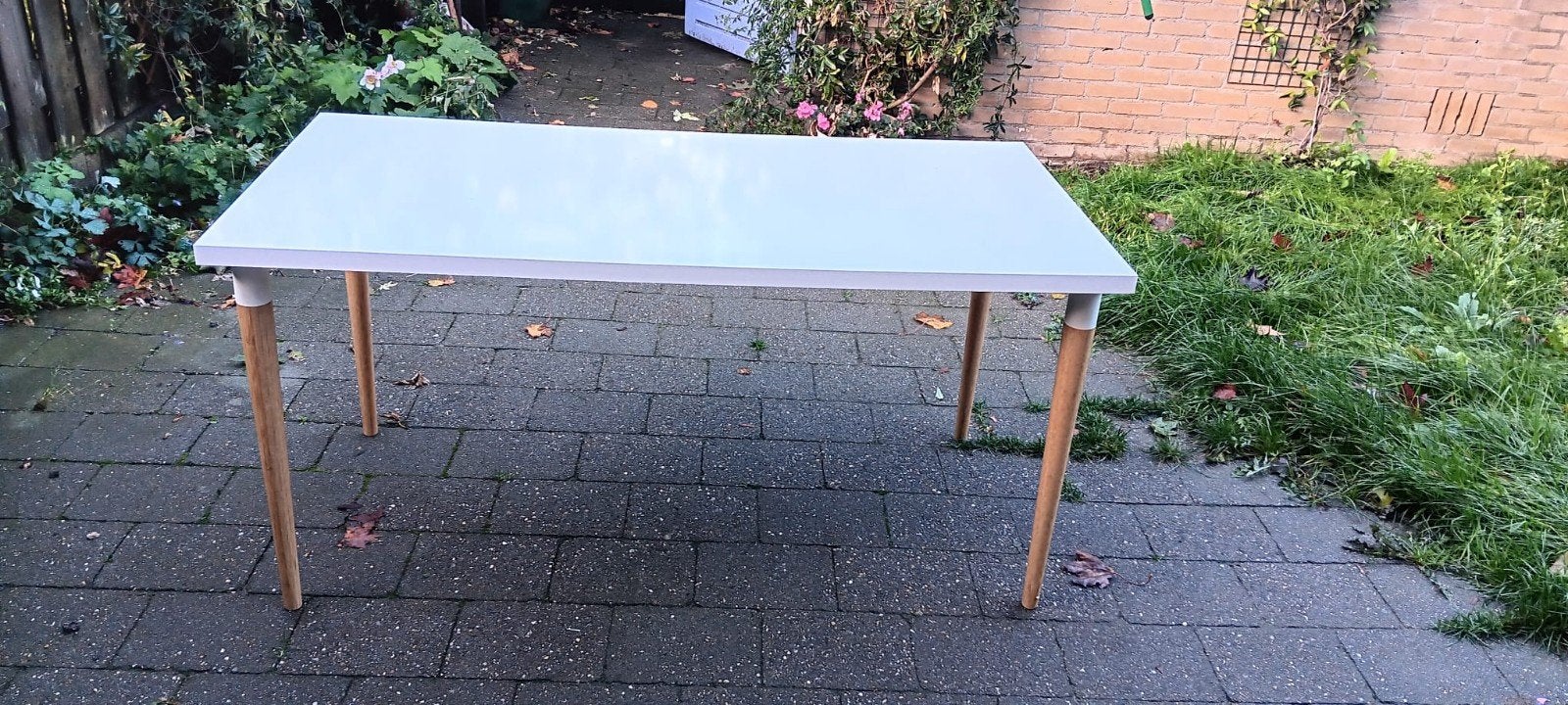 IKEA Linnmon tafel - Wit met houten poten, Gebruikt, 100 tot 150 cm, Tot twee personen, Modern
