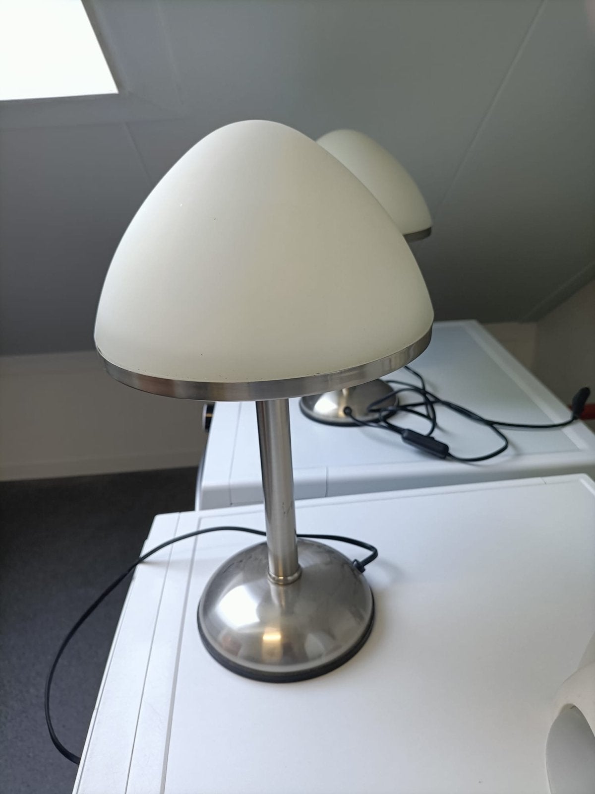 Moderne tafellamp met melkglas kap, Met schakelaar, Gebruikt, Overige merken, Wit