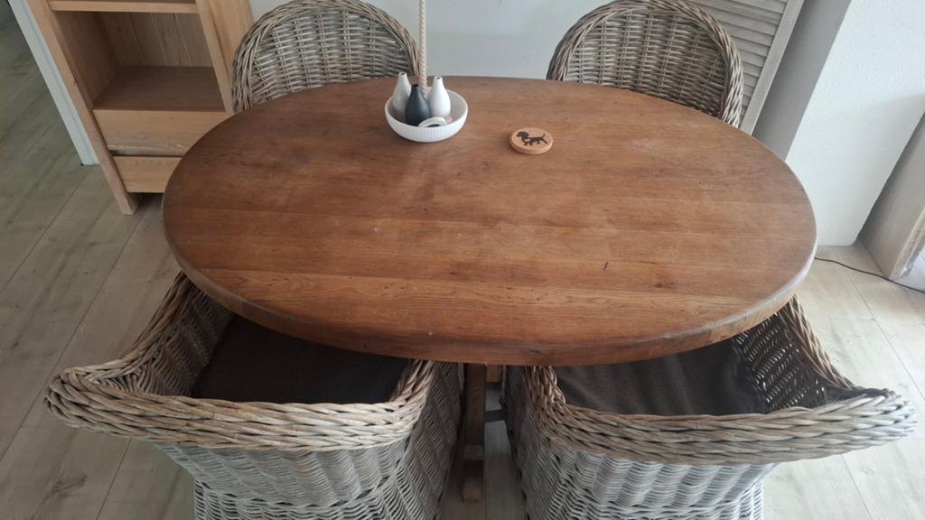 Ovale eettafel met 4 rieten stoelen, Huis en Inrichting, Tafels | Eettafels, Gebruikt, Overige materialen, Ophalen of Verzenden