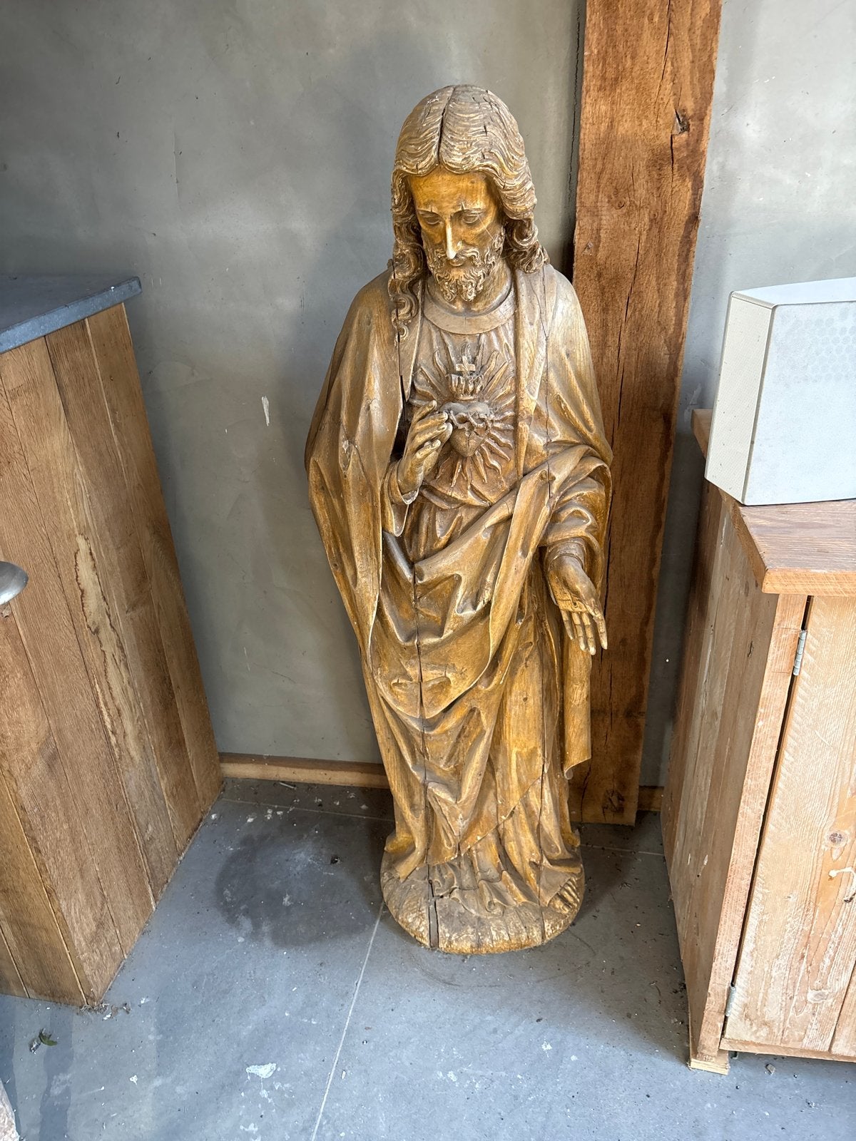 Antiek houten beeld van Jezus met Heilig Hart, Ophalen of Verzenden, Handgemaakt, 1 meter - 2 meter, Beeld