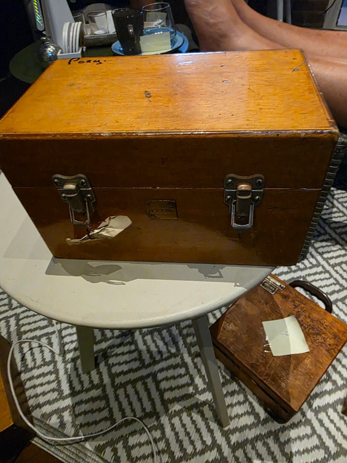 Vintage houten kist met meetinstrument, Ophalen