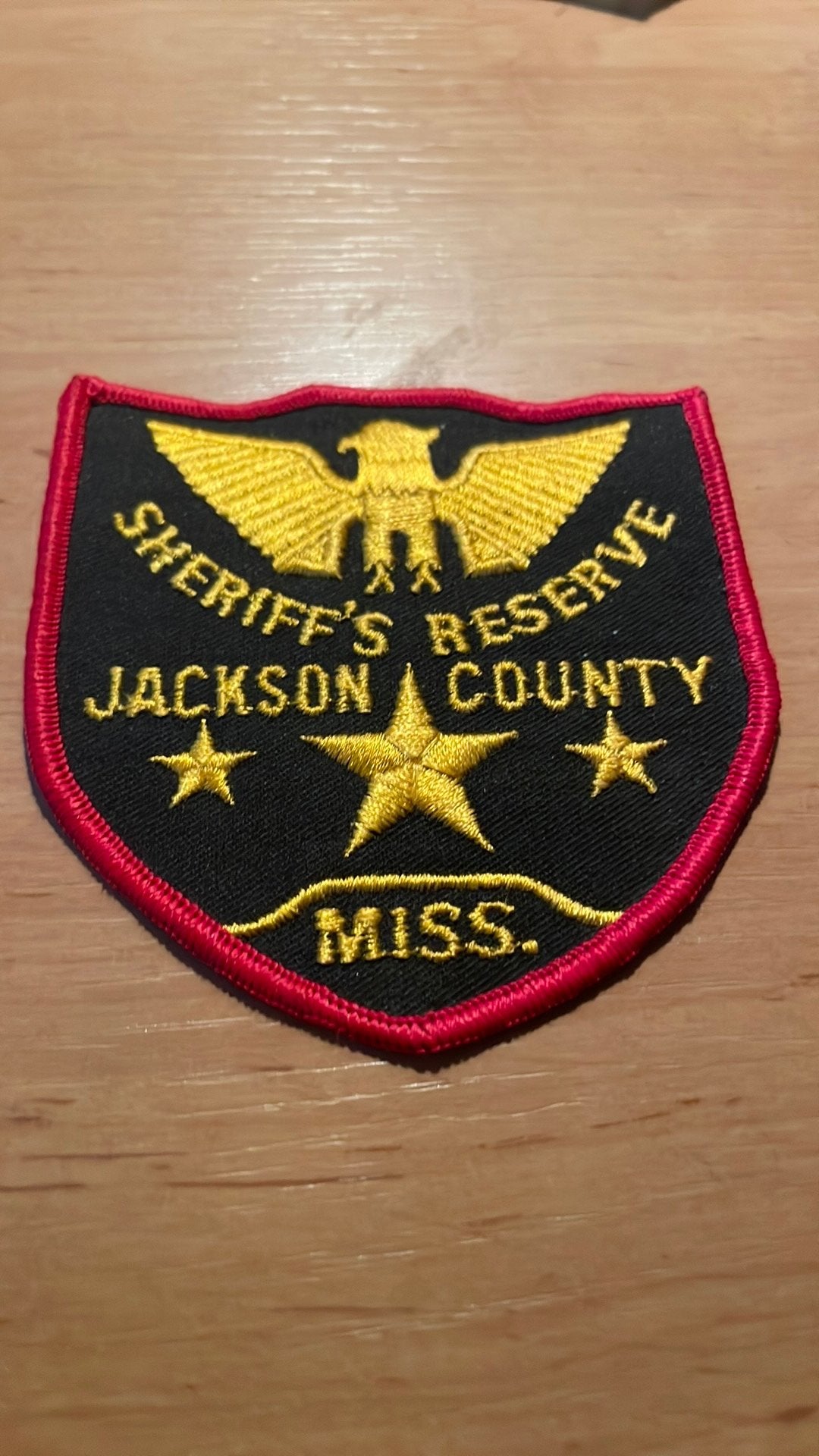 Mouw embleem Sherif Jackson Country, Ophalen of Verzenden, Landmacht, Nederland, Embleem of Badge