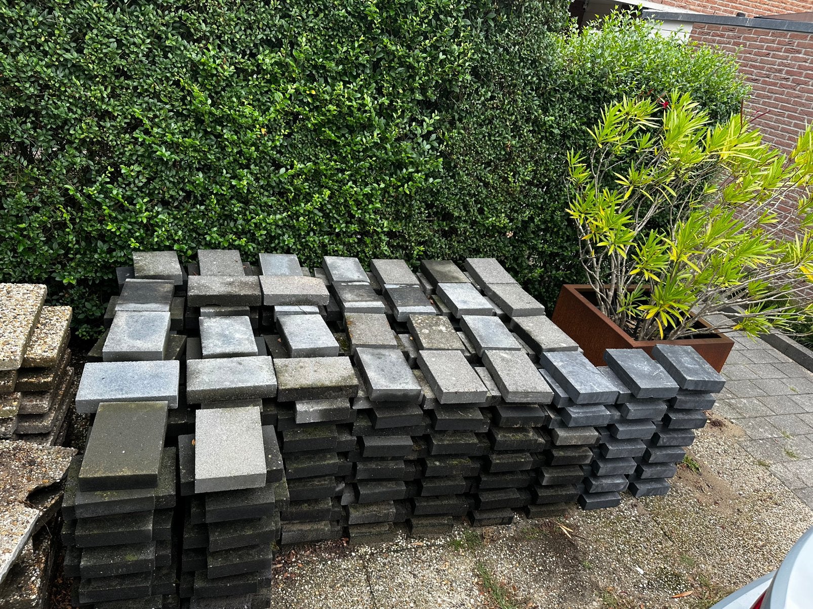 Diverse tegels en opsluitbanden gratis!, Ophalen, Gebruikt, Beton, Terrastegels