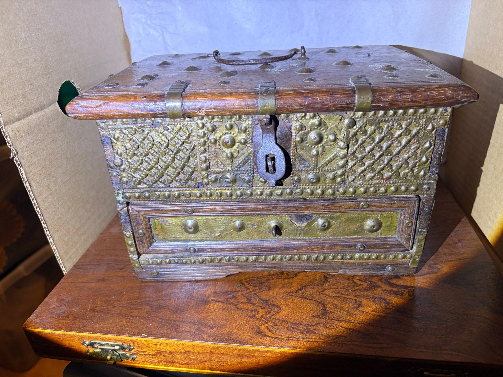 Antieke houten kist met messing beslag en lade, Ophalen of Verzenden