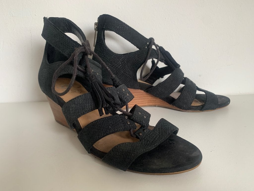 Ugg leer leren sandaal sleehak schoentje zwart beige maat 37, UGG, Verzenden, Zwart, Sandalen of Muiltjes