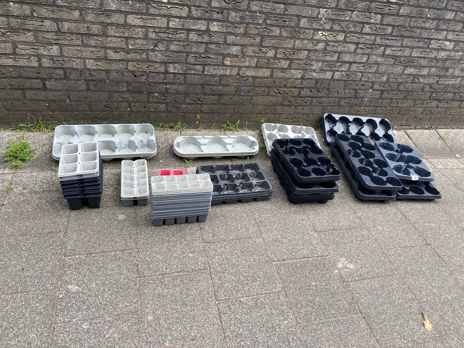 bloembakken / bloempotten / kweekbakjes  / oppot bakjes, Ophalen, Kunststof, Rond, Zo goed als nieuw