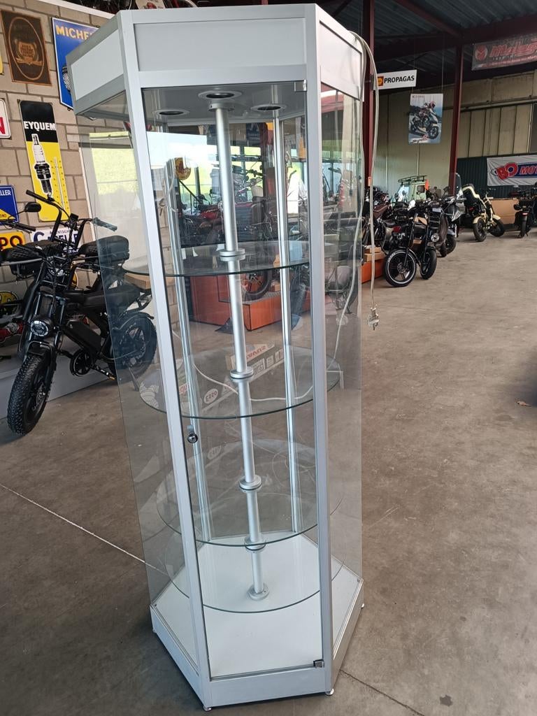 Glazen vitrinekast met elektrische draai platform, Ophalen, 50 tot 100 cm, Zo goed als nieuw, Glas