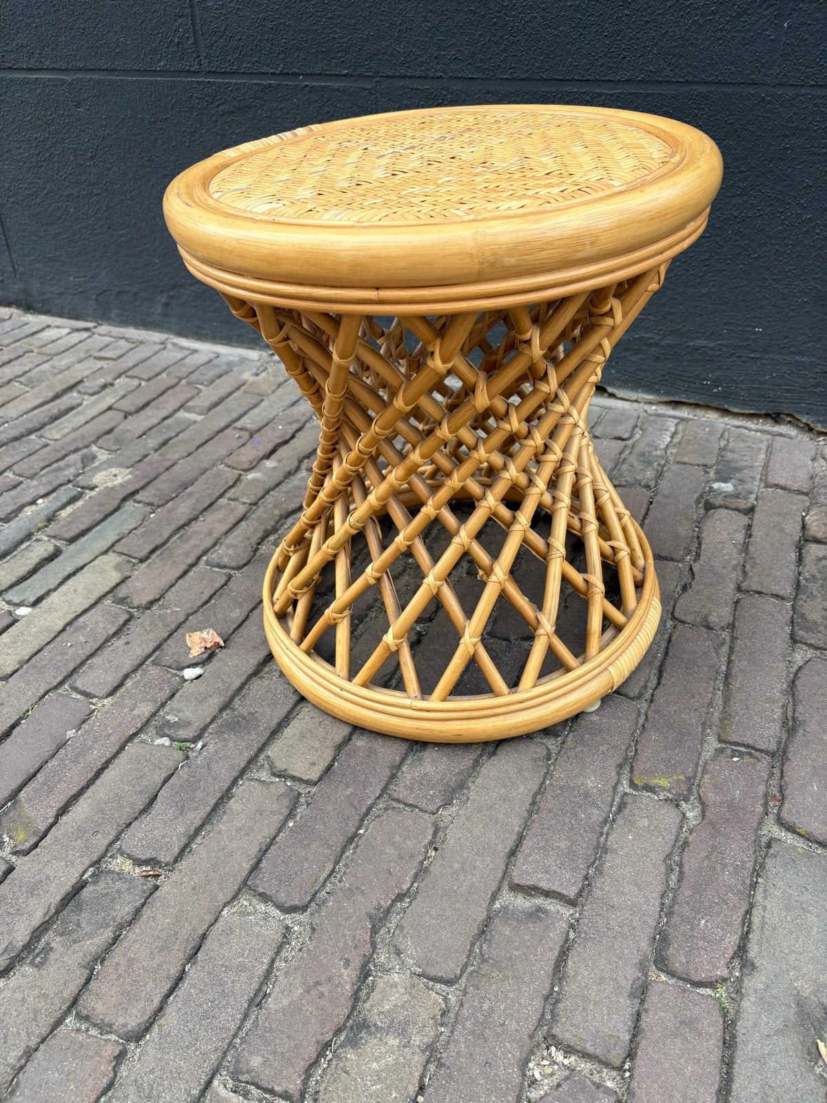 Vintage rotan bijzettafel/krukje, Huis en Inrichting, Tafels | Bijzettafels, Ophalen, Minder dan 45 cm, Minder dan 55 cm, Rond