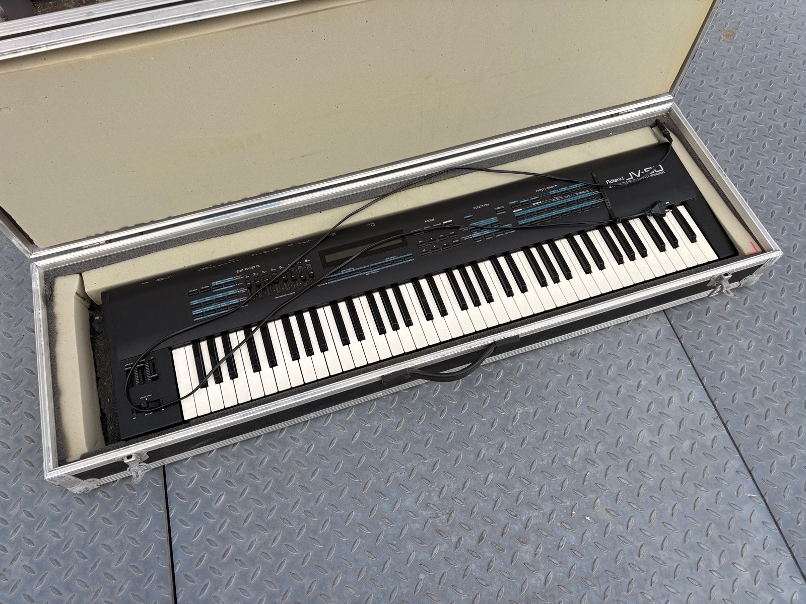 Roland JV-90 met degelijke flightcase., Gebruikt, Roland, Midi-aansluiting, Ophalen of Verzenden
