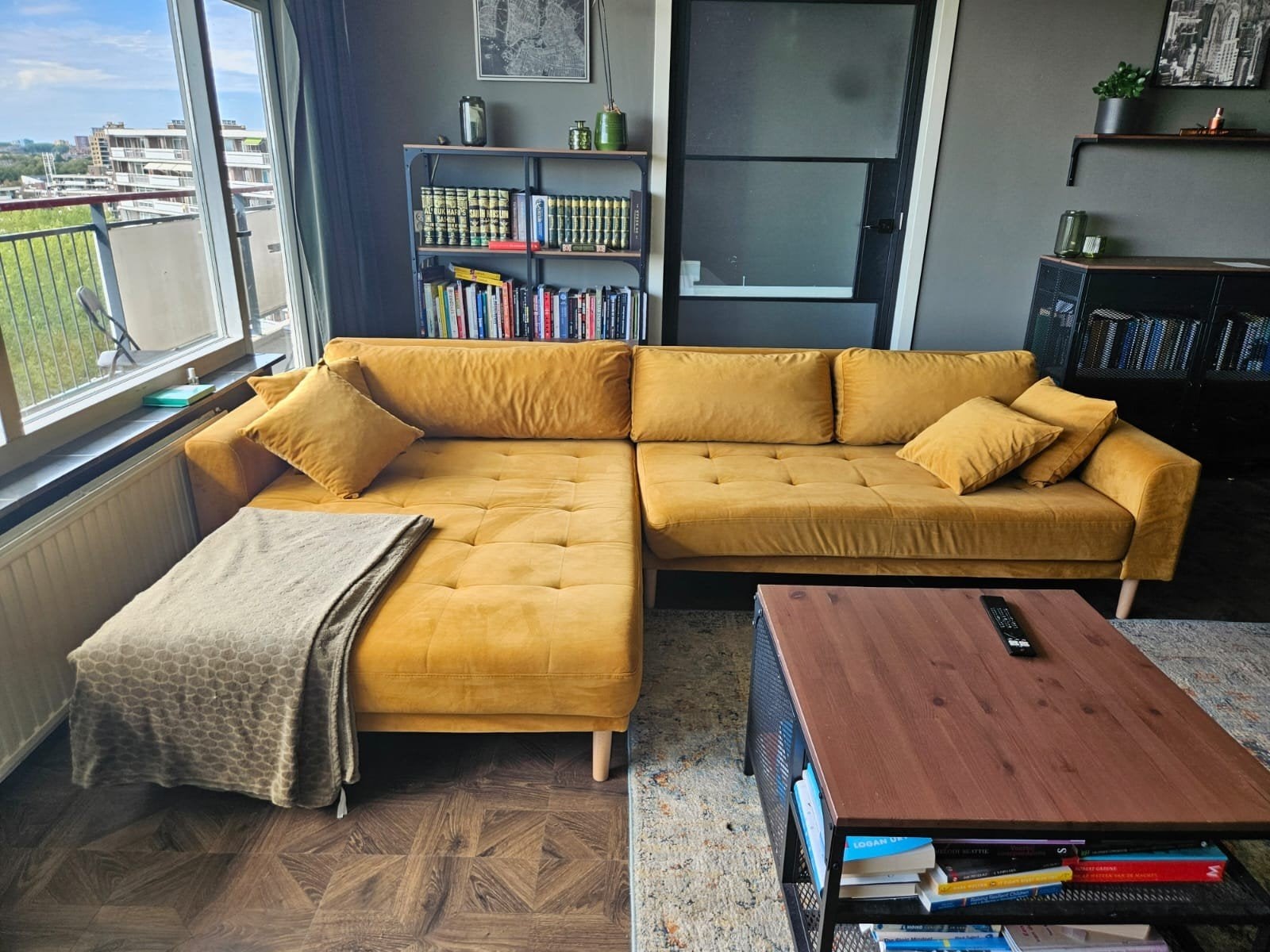 Luxe okergele velvet hoekbank + Chesterfield fauteuil, Ophalen, Hout, 250 tot 300 cm, Gebruikt