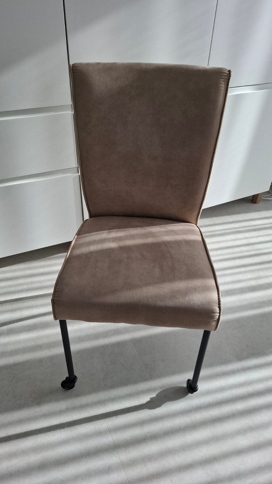 2 Eetkamerstoel met wielen - Beige stof met zwarte poten, Ophalen, Modern, Comfortabel, Twee, Overige kleuren