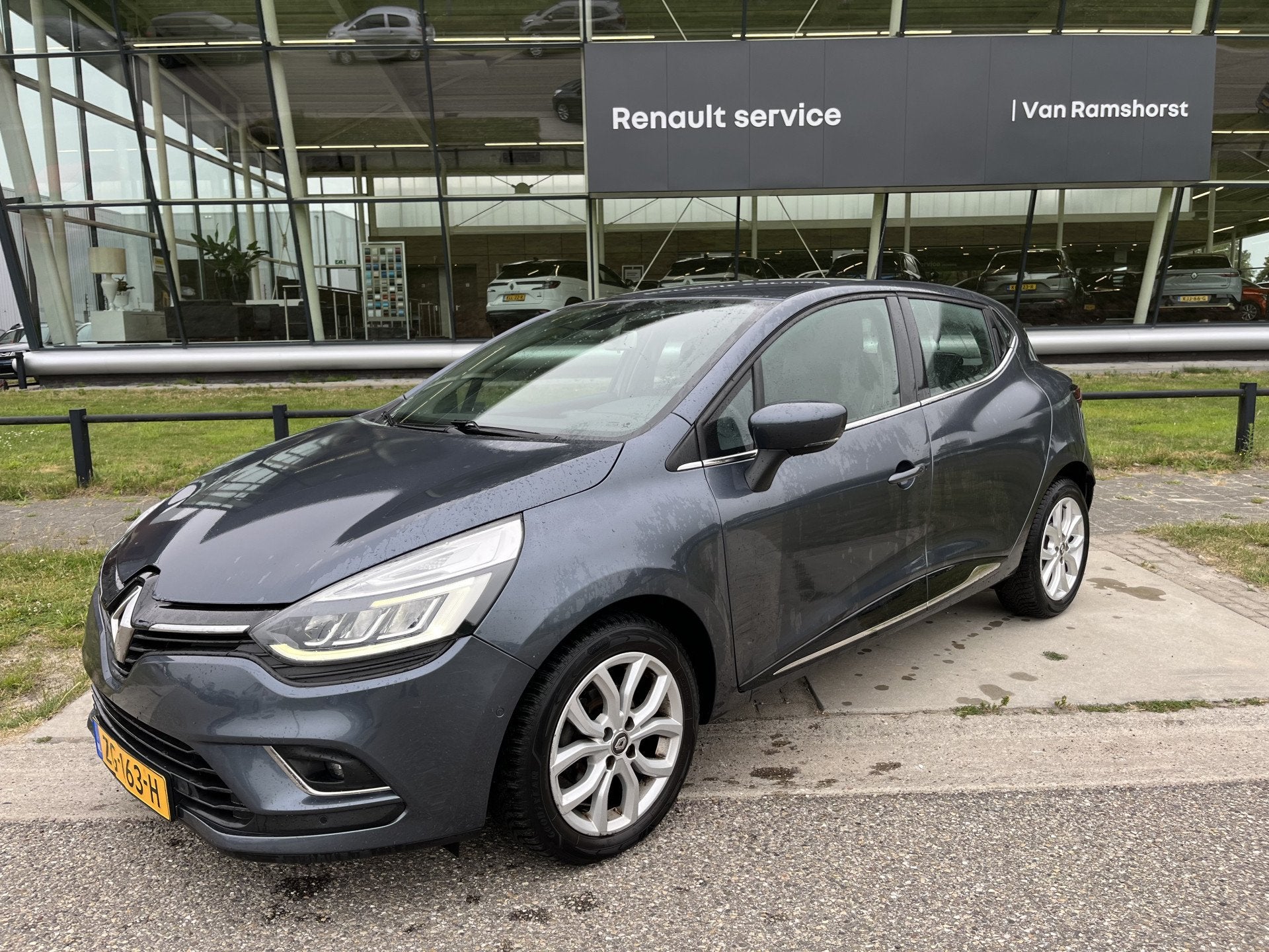 Renault Clio 0.9 TCe Intens Camera / Navigatie / Climate / K, Auto's, Voorwielaandrijving, Gebruikt, 580 kg, Leder en Stof