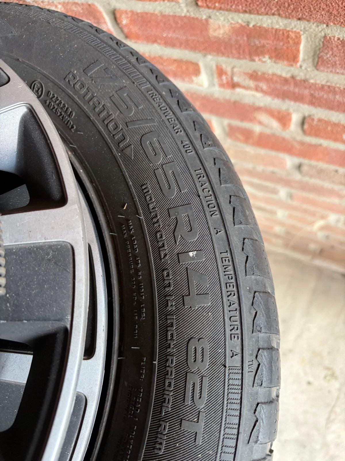 Winterbanden op stalen velgen met wieldoppen, Auto-onderdelen, Ophalen, 14 inch, Gebruikt, 175 mm