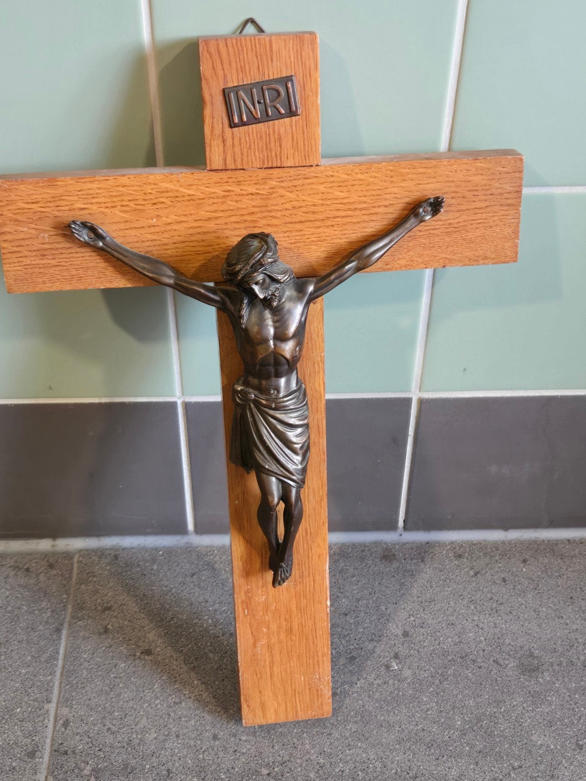 Antiek houten kruisbeeld met bronzen corpus, Ophalen of Verzenden