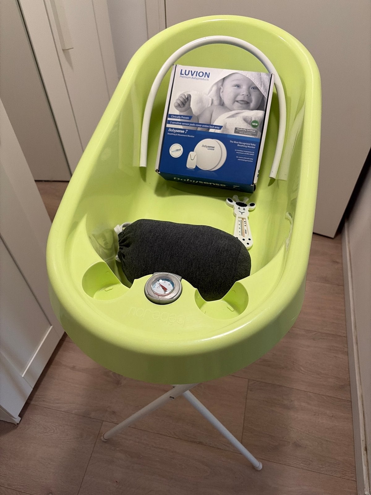 Bébé-jou babybadje met standaard en accessoires, Ophalen, Gebruikt, Badje, Bébé-jou