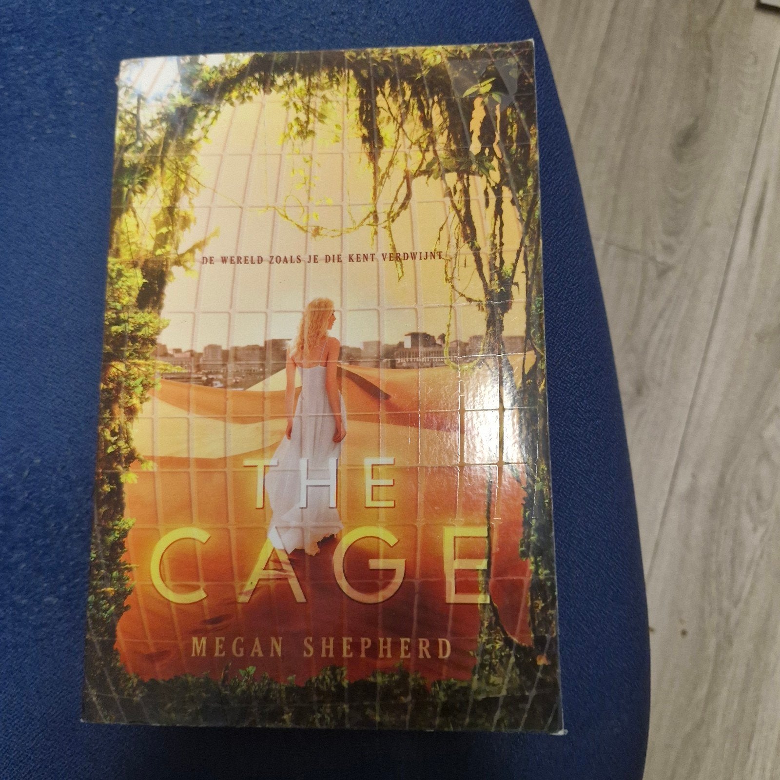 The Cage - Megan Shepherd (Zo goed als nieuw), Ophalen of Verzenden, Gelezen, Megan Shepherd