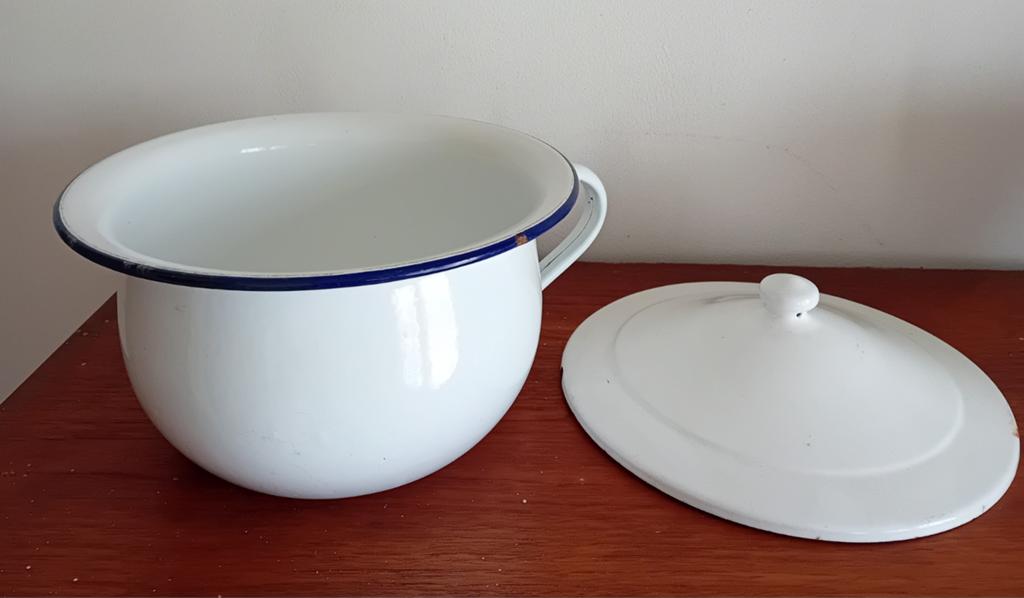 Vintage geëmailleerde po met deksel - wit met blauwe rand, Antiek en Kunst, Antiek | Emaille, Ophalen of Verzenden