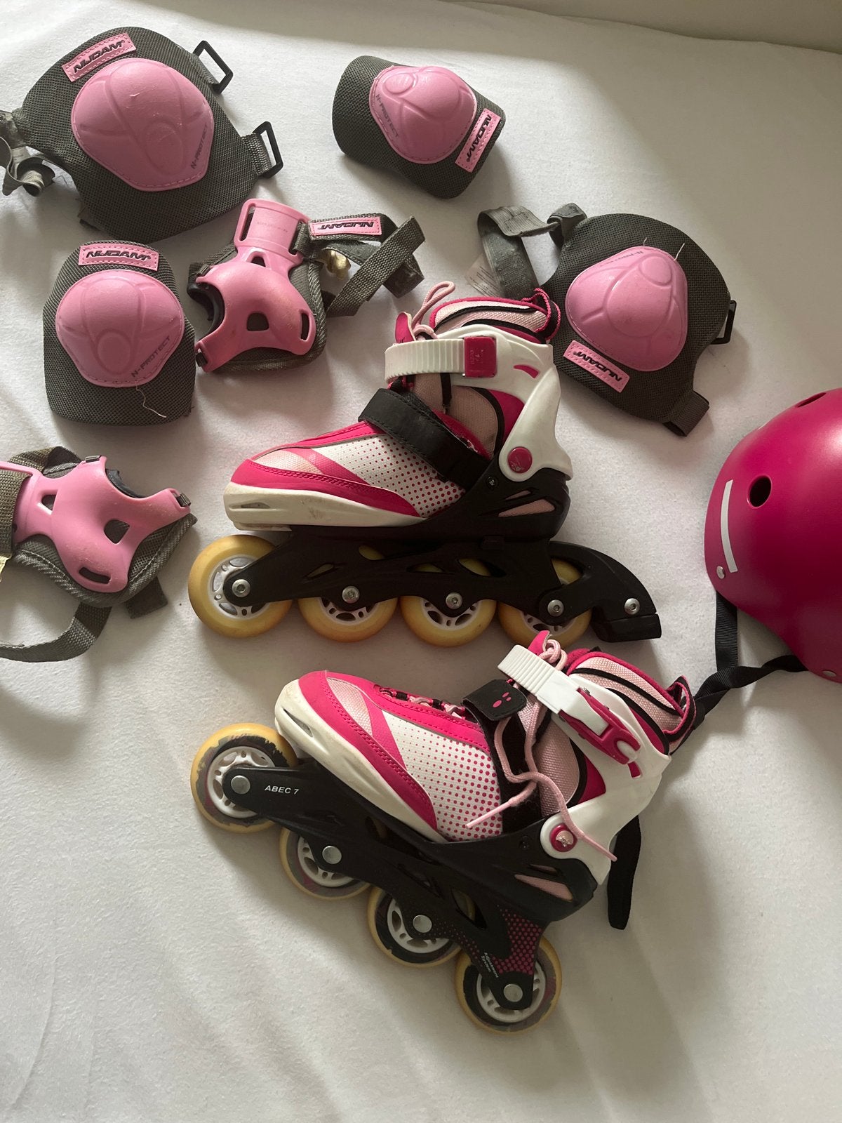 Roze skeelerset met bescherming en helm - Maat 33-36, Sport en Fitness, Schaatsen, Ophalen of Verzenden, Zo goed als nieuw, Overige typen