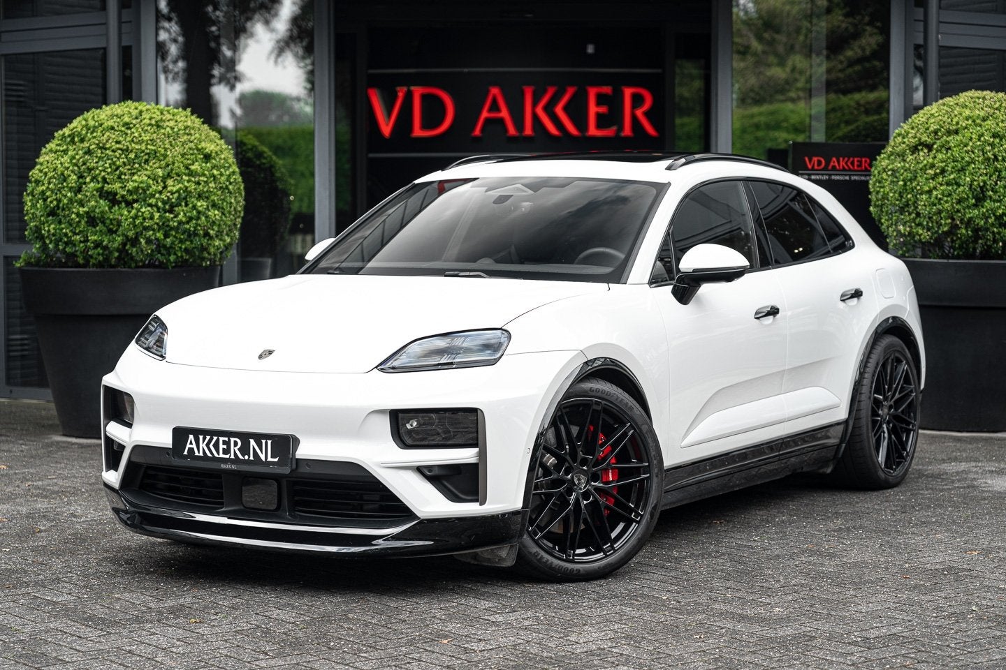 Porsche Macan Turbo Electric | Np. 146k | Pano.dak | 360° C, Automaat, Gebruikt, Zwart, USB