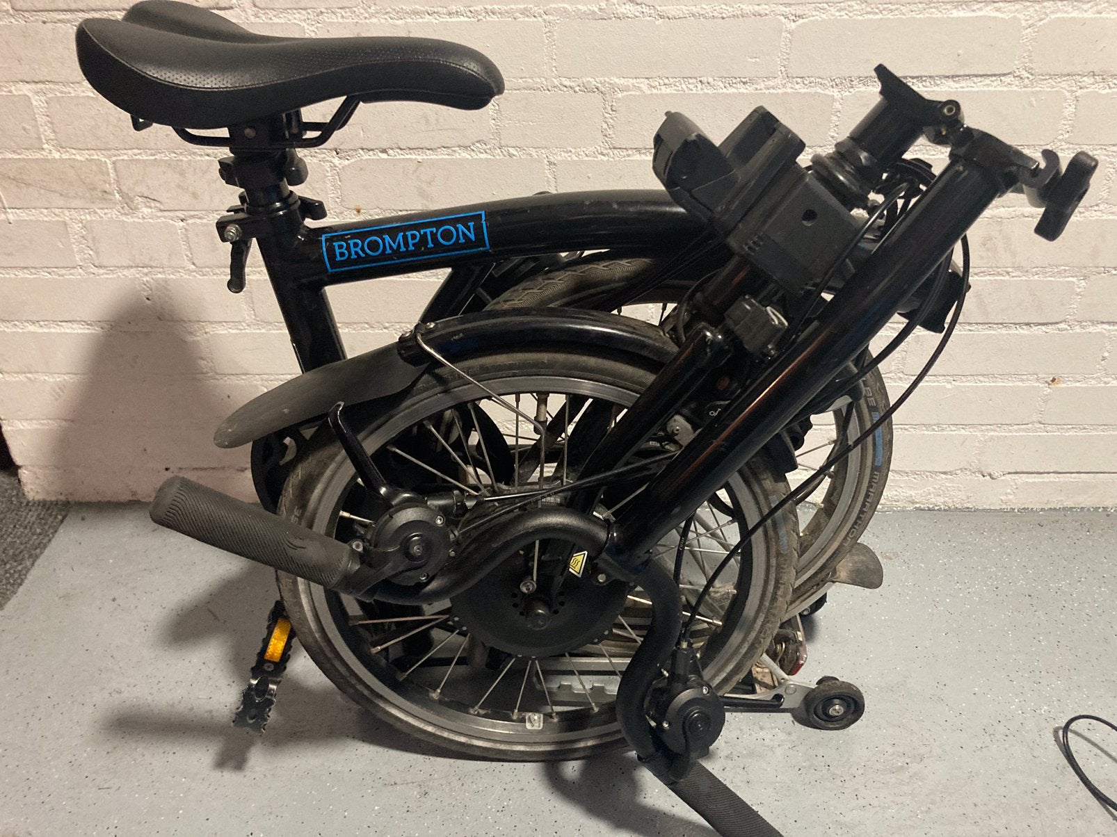 Foto 4 van Brompton electric, 2 stuks, één zwart, één wit, prima staat