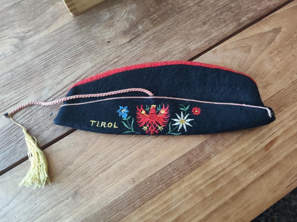 Tiroler vilten "hoedje" met kwastje "Schiffchen" izgst., Onbekend, Ophalen of Verzenden, Zo goed als nieuw, Hoed