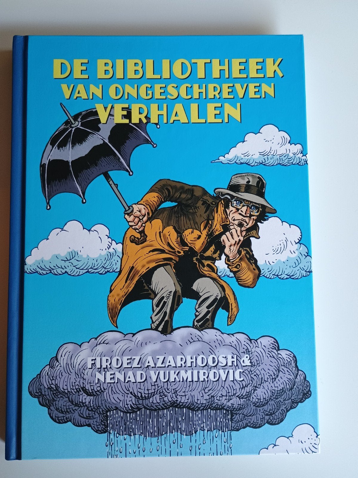 Firoez Azarhoosh - De bibliotheek van ongeschreven verhalen, Firoez Azarhoosh, Eén stripboek, Ophalen of Verzenden, Zo goed als nieuw