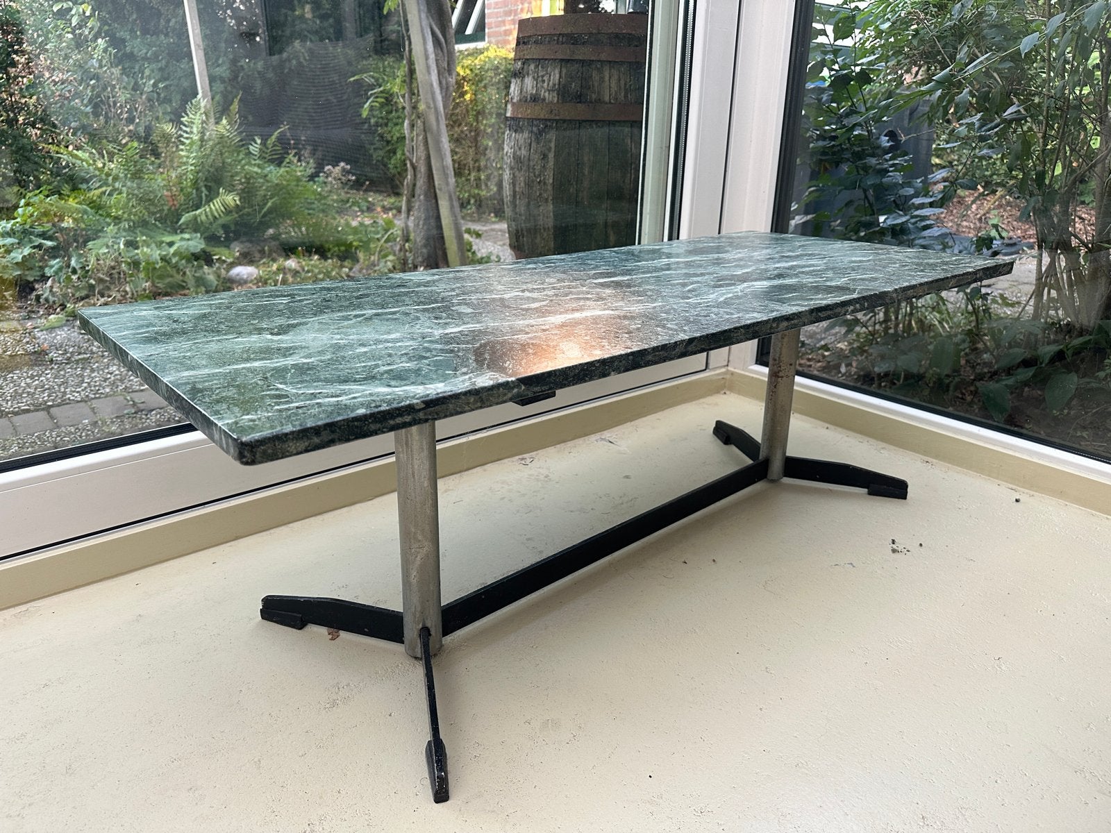 Vintage design tafel met massief groen marmeren blad, Ophalen of Verzenden