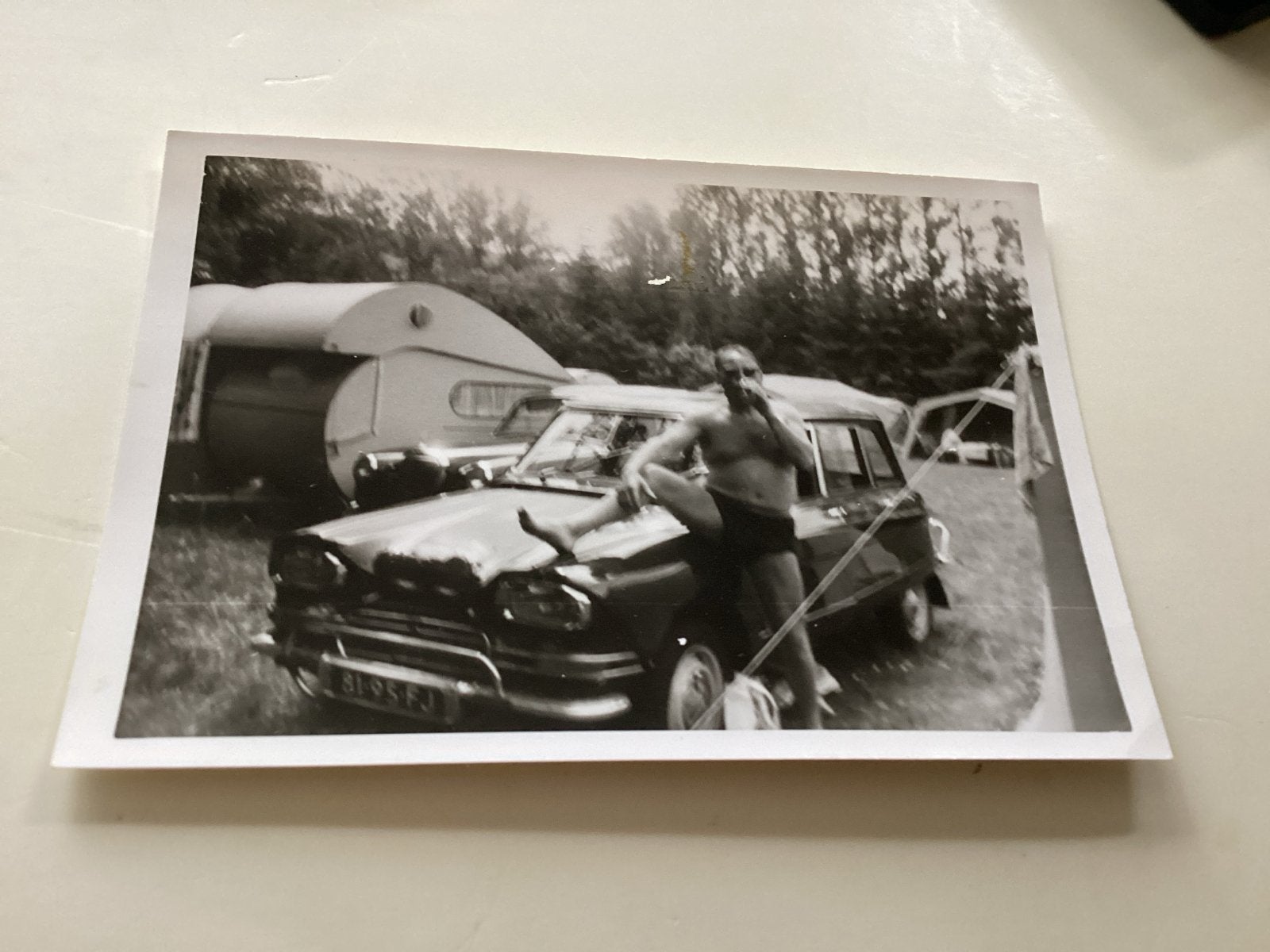 foto: Man met auto en caravan afm is 8x11 cm, 1960 tot 1980, Gebruikt, Foto, Ophalen of Verzenden