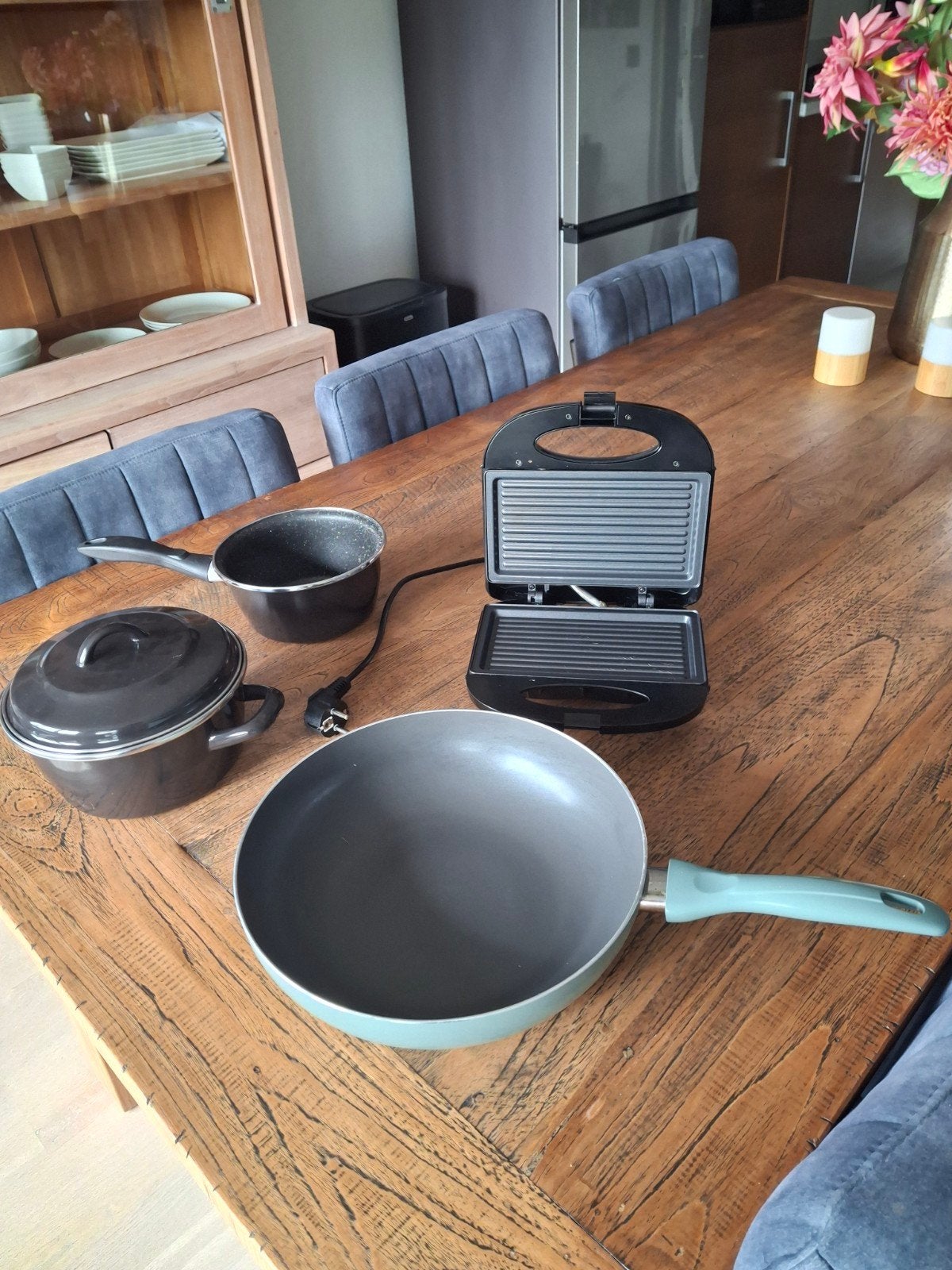 Pannen en tosti apparaat., Ophalen, Zo goed als nieuw, Overige materialen, Pannenset