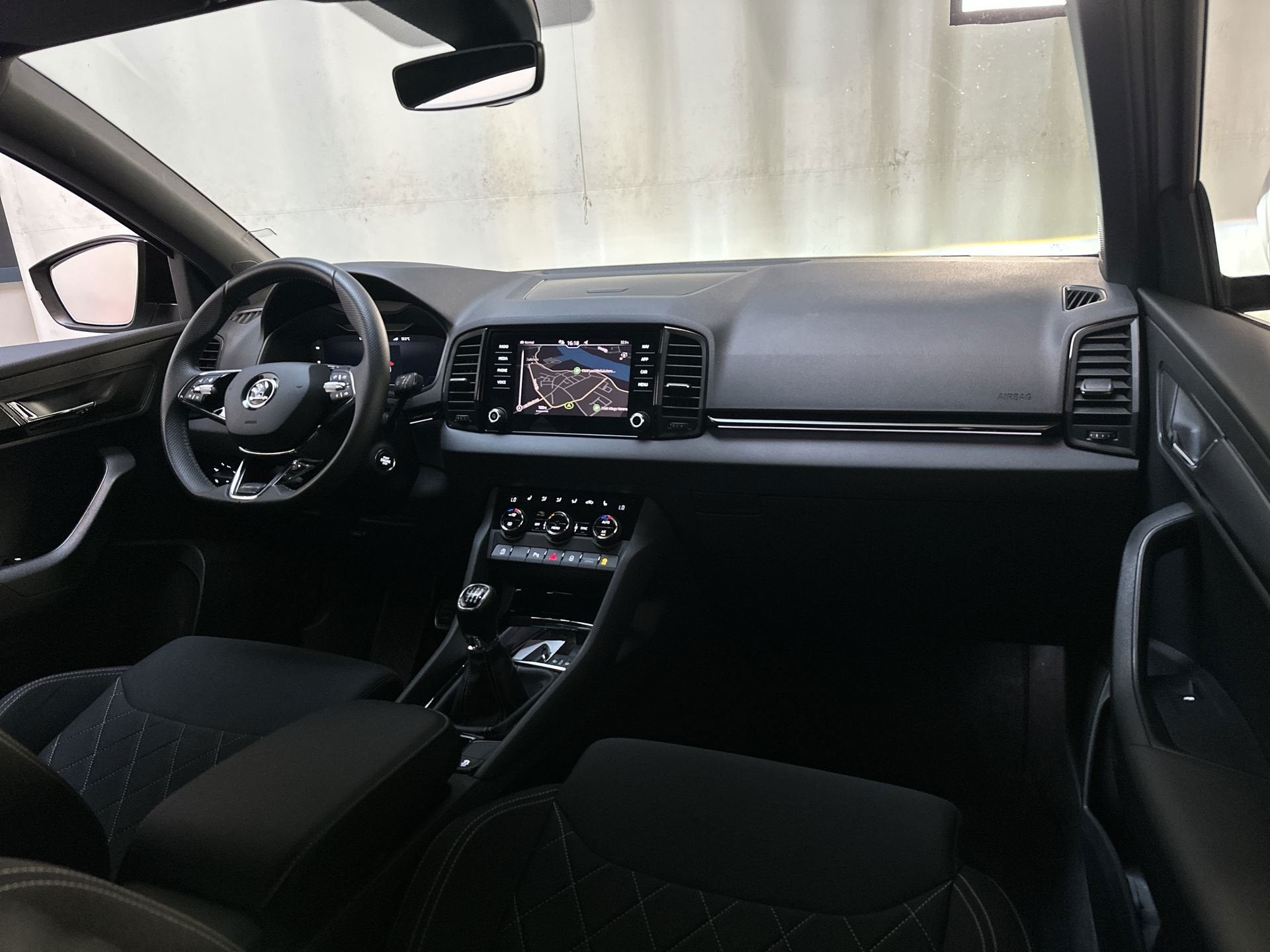 Skoda Karoq 1.5 TSI 150pk ACT Sportline Business Camera Stoe, Voorwielaandrijving, Dealer onderhouden, Stof, 4 cilinders